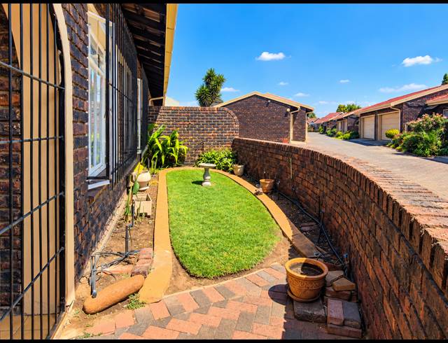 2 BEDROOM TOWNHOUSE FOR SALE IN THREE RIVERS